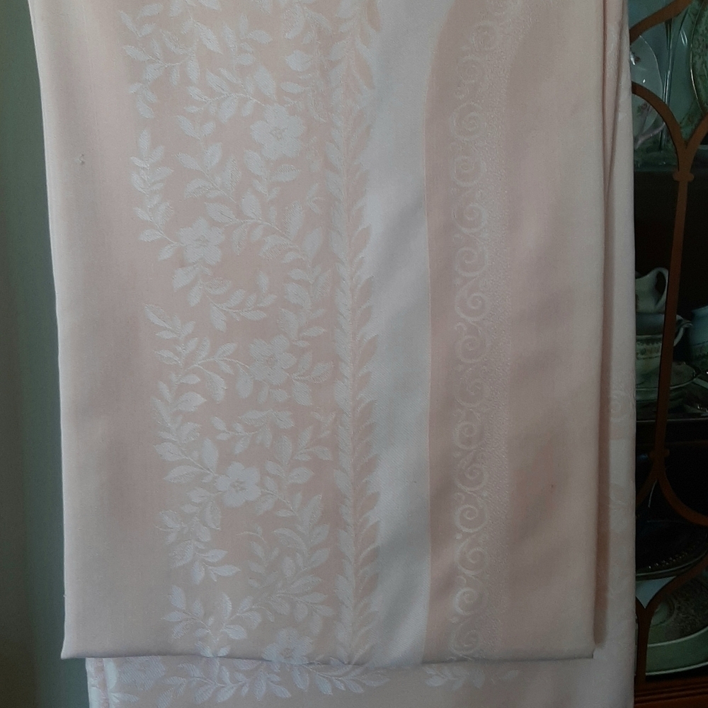 Vtg Damask Pastel Pink Tablecloth and 6 Piece Napkin Set.